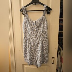 Hollister floral romper sz M nwt blue and white